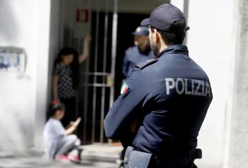 Nigeriano abusa di moglie e bimba