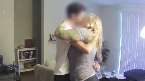 Assumono una dog-sitter, lei gira nuda per casa