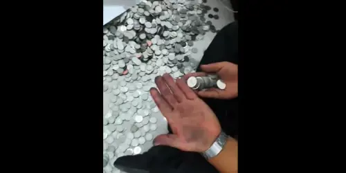 Cina, uomo paga la nuova macchina con 66 buste di monetine