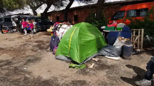 Accampati in un'ex fabbrica i rom sgomberati a Giugliano 