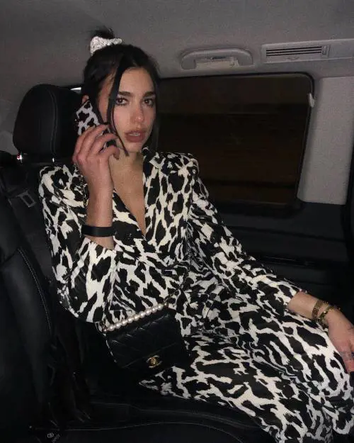 Dua Lipa in look super hot con parrucca in stile Amy Winehouse