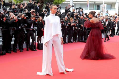 Josephine Skriver sul red carpet del Festival di Cannes
