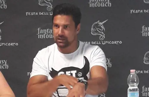 Manu Bennett risponde alle accuse per nudismo