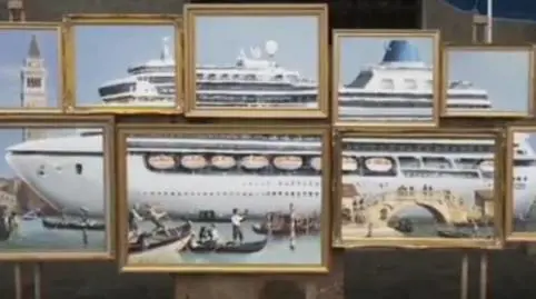 La Biennale di Venezia non lo invita e Bansky espone in piazza San Marco. Ma i vigili lo cacciano via
