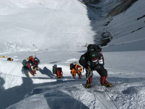 Monte Everest affollato: due ore in coda per il tetto del mondo