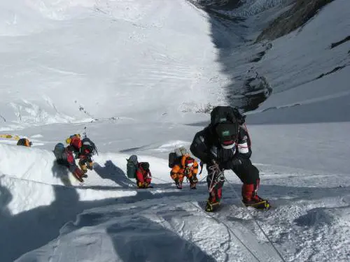 Monte Everest affollato: due ore in coda per il tetto del mondo