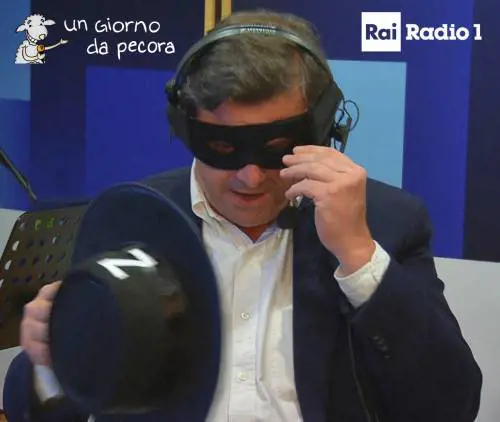 Maschere e gaffe, la campagna cabaret del Pd