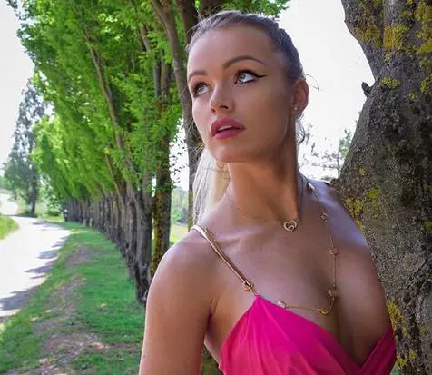 Mercedesz Henger, la scollatura hot fa impazzire il web