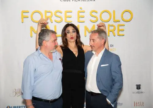 Torna al cinema Maria Grazia Cucinotta con la commedia “Forse è solo mal di mare”