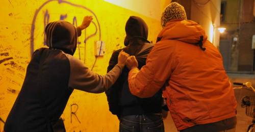 Baby gang molesta una giovane. E pestano il padre