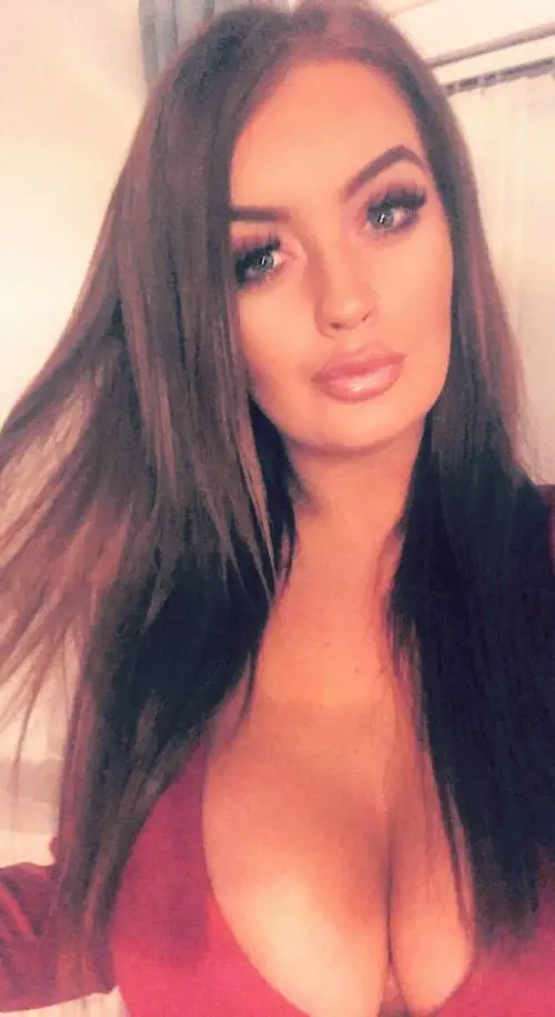 Vende foto del suo seno per beneficenza