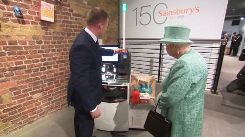 La regina Elisabetta scopre le casse self-service: "Ma si può imbrogliare?"