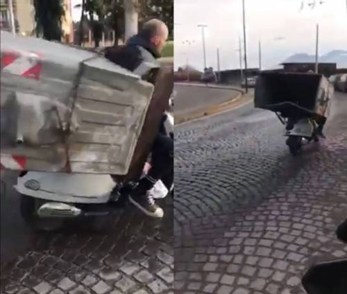 Napoli, ruba cassonetto dei rifiuti e lo trasporta sul motorino