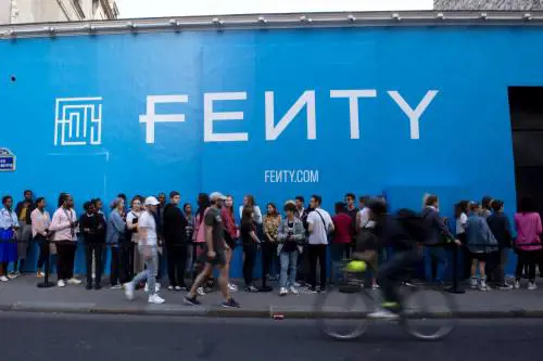 Rihanna sorprende i fan all'inaugurazione di "Fenty pop up Store"