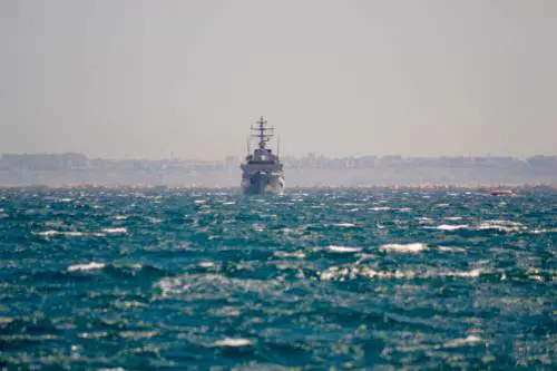 "Fermi le navi coi clandestini". Ed è tensione Viminale-Difesa