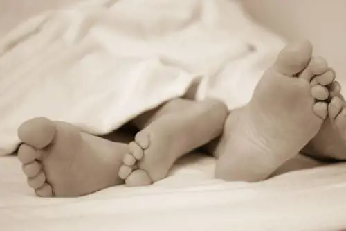 Il marito le fa le corna con un trans: lei si vendica purgandolo