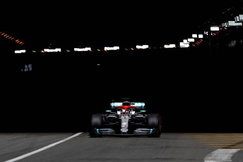 Formula Uno, la Mercedes domina a Monaco: pole per Hamilton. Male la Ferrari