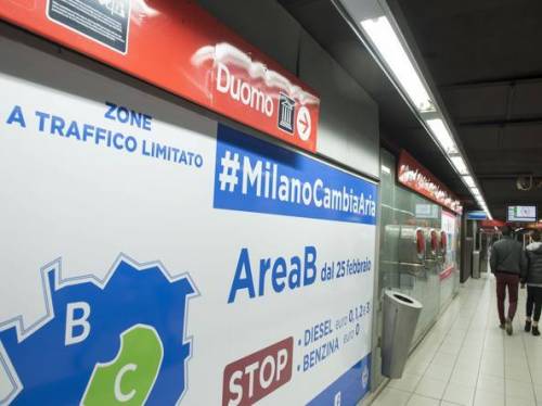 Milano, il disabile in carrozzina "terrore" di piazza Duomo