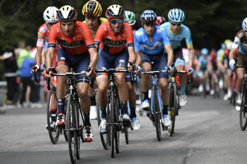 Giro d'Italia, tappa 14: Carapaz vince e si prende la maglia Rosa