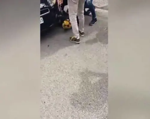 La furia del nigeriano in strada: pietre contro i passanti, poi le coltellate al militare