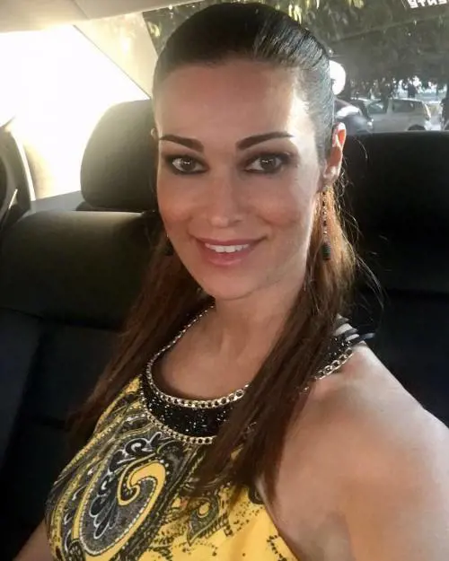 Manuela Arcuri sotto la camicia... niente