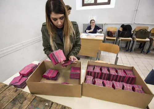 Seggi aperti per le Europee. Come votare (senza errori)