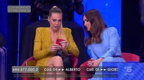 Amici, Ilary Blasi è scatenatissima. Totti le manda un messaggio in diretta: "Deficiente"