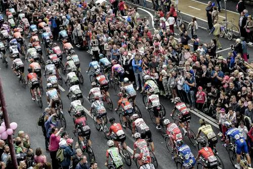 Giro d'Italia, 15a tappa: vince Cataldo. Carapaz resta in rosa