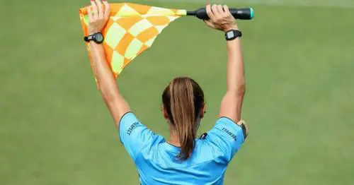 Mette le mani al collo all'arbitro donna: Daspo all'allenatore