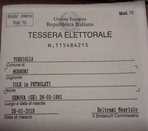 Tessere elettorali con il cognome del marito: scoppia la polemica