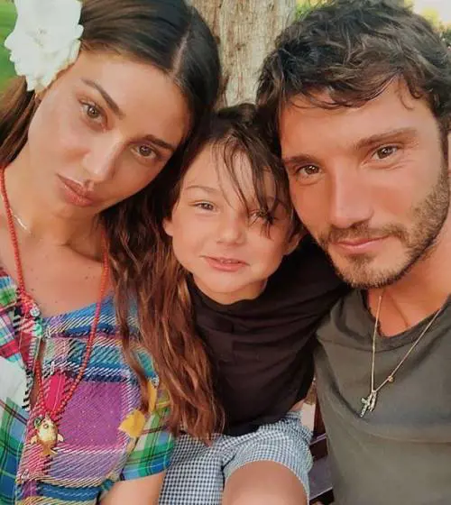 Santiago sempre più simile al papà. De Martino: "È uno showman nato"