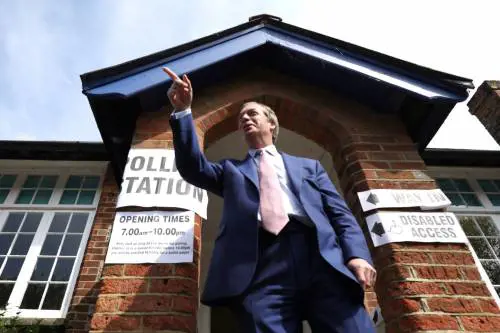 Farage sfida l'Ue: "Anche io al tavolo della Brexit"