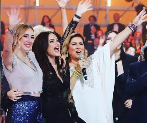 Romina Carrisi gioca con la madre Romina Power
