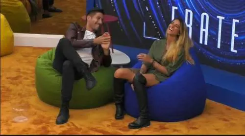 Gf, Gianmarco stuzzica Erica: "Fammi un bel massaggio"