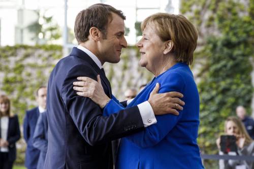 Macron incorona Merkel: "Lei presidente della Commissione Ue"