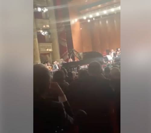 Concerto alla Scala, cellulare squilla tre volte e il pianista infastidito sospende esecuzione