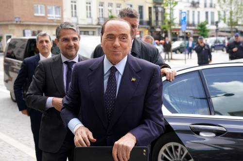 Berlusconi "debutta" a Strasburgo tra gli applausi dei colleghi