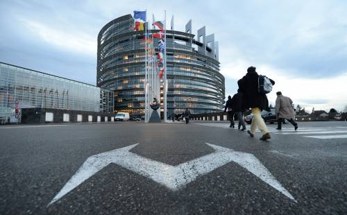 Paura a Strasburgo: uomo si dà fuoco davanti all’Europarlamento