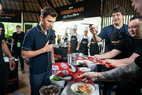 Chris Hemsworth incontra i fan in vista dell'uscita di "Men in Black" 