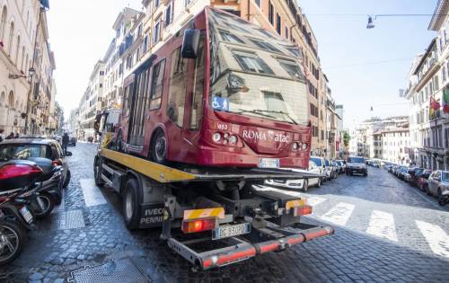 Roma, fumo su un minibus elettrico dell'Atac: era in strada da due settimane