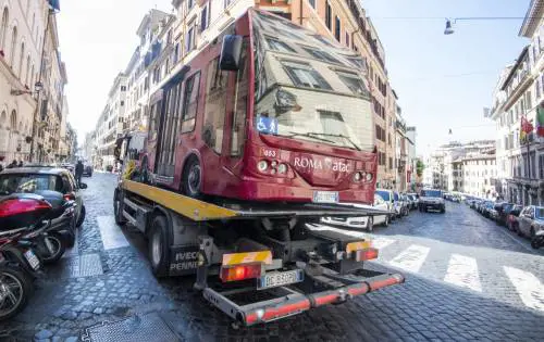 Roma, fumo su un minibus elettrico dell'Atac: era in strada da due settimane