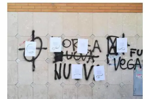 Fiumicino, sonetti coperti con le svastiche