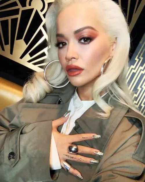 Rita Ora a Ibiza sorprende con un bikini mozzafiato