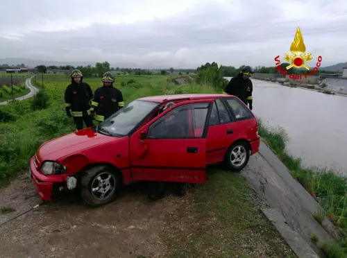 Vicenza, auto in bilico sul torrente