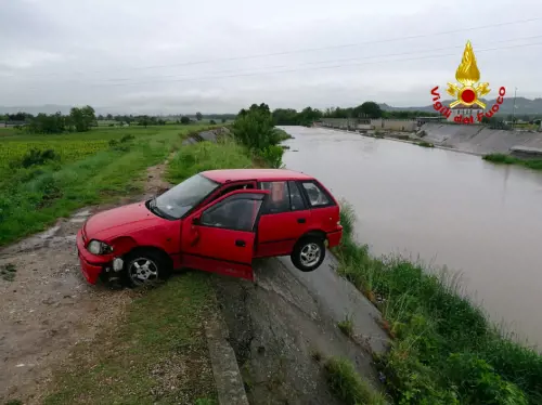 Vicenza, auto in bilico sul torrente: uomo salvato dai vigili del fuoco