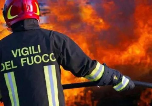 Napoli, roghi tossici a Scampia: cittadini chiusi in casa