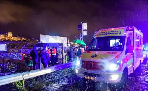 Tragedia a Budapest, barca si rigira nel Danubio: 7 morti 