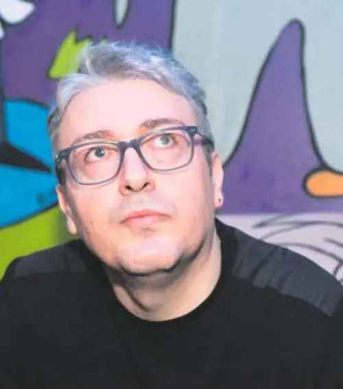 "Il detective più divertente?  Quello centrifugato dalla vita"