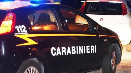 Sbarra la strada alla ex e la sequestra: fermato romeno
