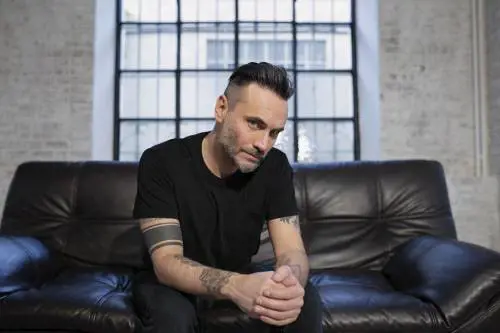 Bibbiano, insulti "rossi" su Nek "Tue canzoni come Hiroshima"